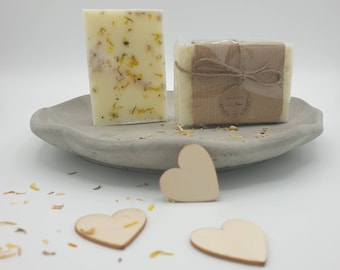 Handgjord vegansk tvål med ringblomma och olivolja