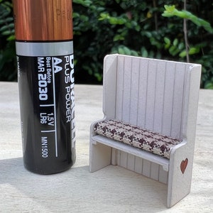 1:48 scale Quarter Scale 1/4 inch Dolls house furniture, Double Settle, cream with brown checked pattern cushion