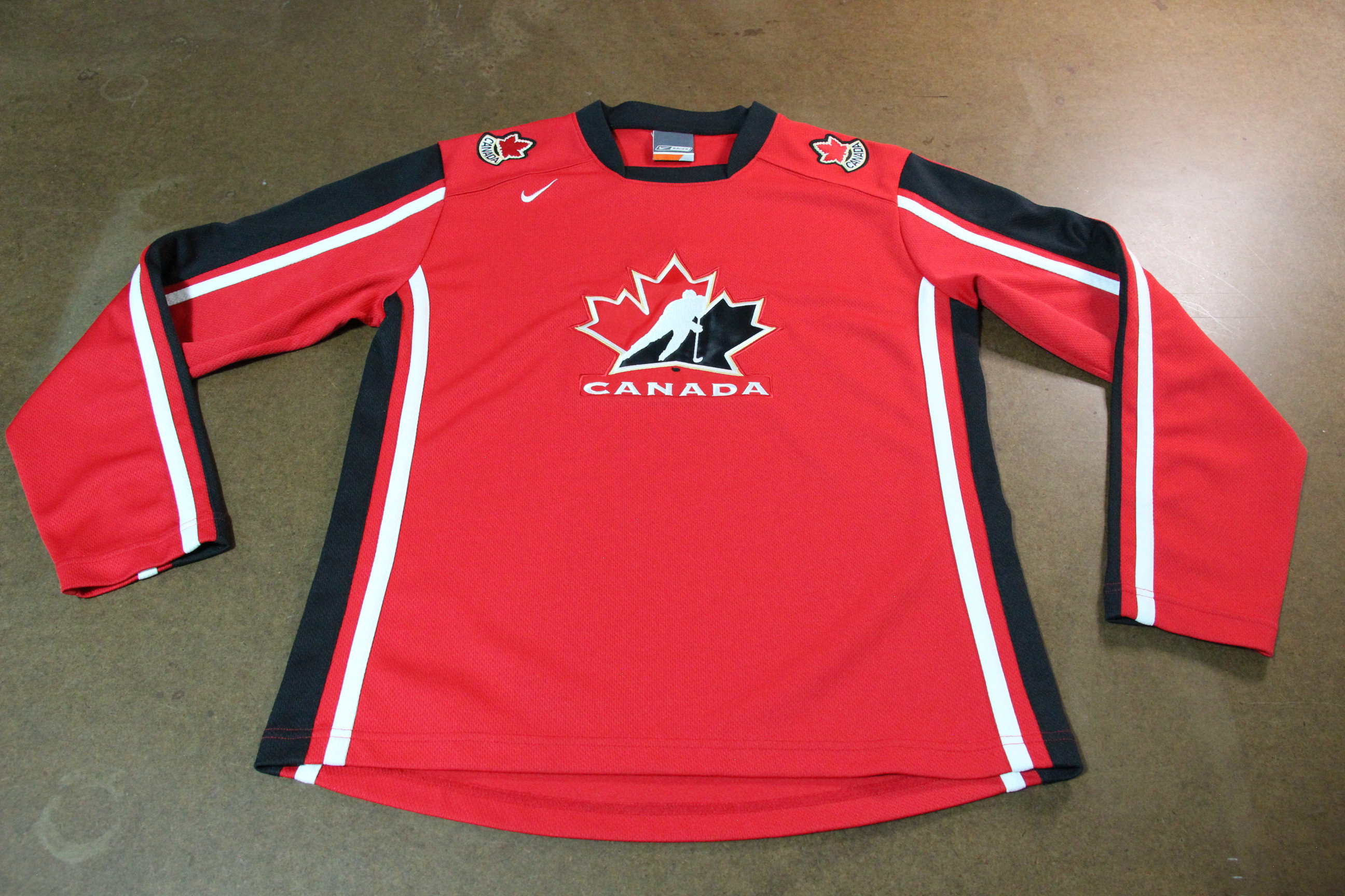 Team Canada Hockey Jersey Mens Medium 2010 Olympics Red Long Sleeves Sports