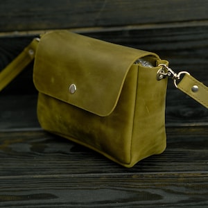 Kleine Ledertasche für Frauen, kompakte Schultertasche, Kleine Leder Crossbody Geldbörse, Lila Ledertasche, personalisiertes Geschenk, Monogramm Gravur