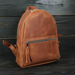Mochila de piel lisa: ligera y con bolsillos