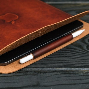 Étui avec porte-crayons Apple, housse en cuir pour iPad Pro 11, étui pour iPad 2020, pochette en cuir pour iPad Mini 6, cadeau personnalisé image 1