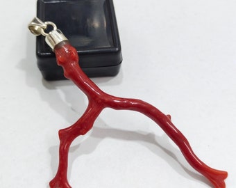 Hanger met rode koraaltak: handgemaakte sterlingzilveren edelsteensieraden