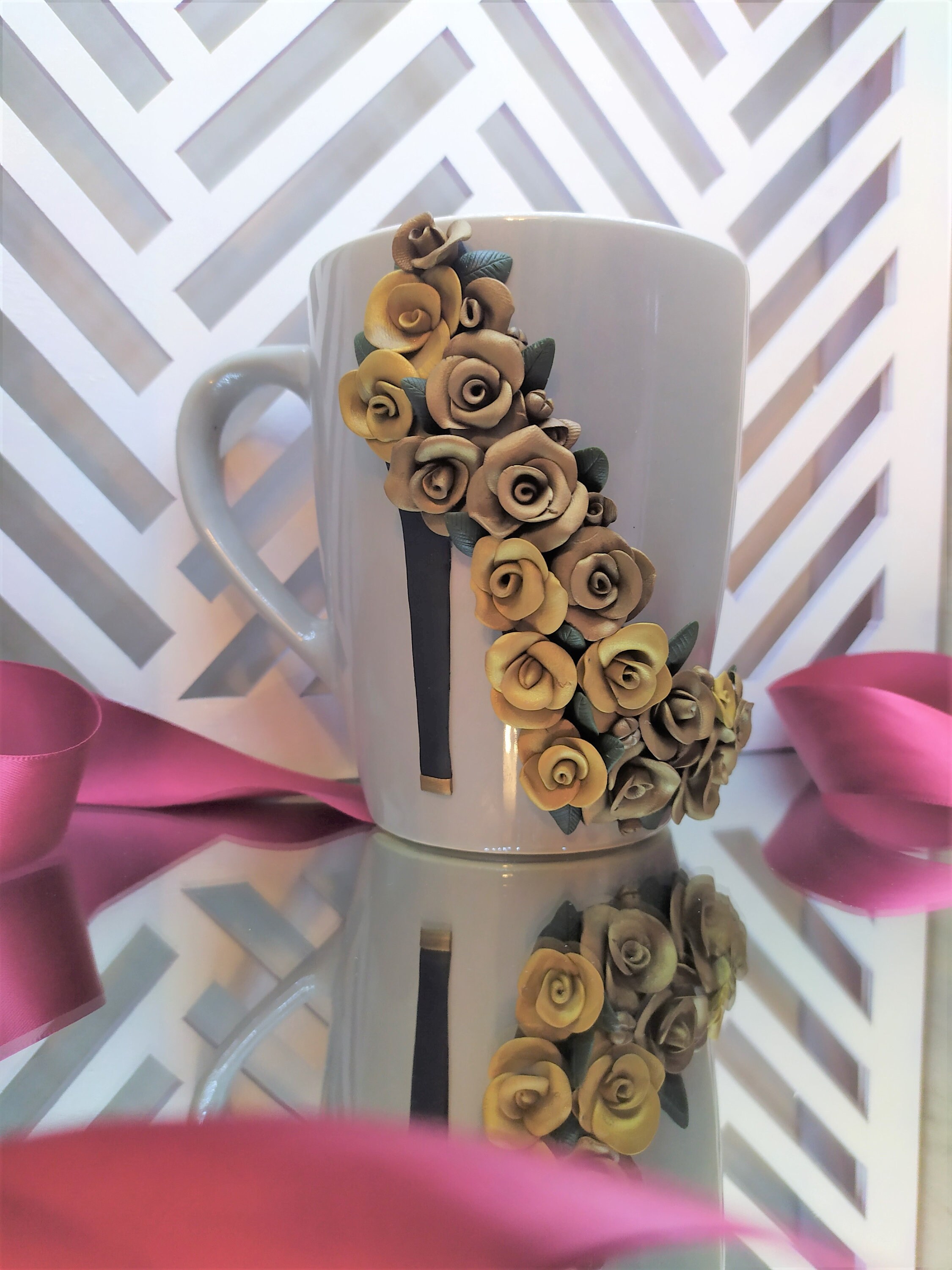 Mug Céramique Gris Un Talon avec Des Roses Dorées en Pâte Polymère