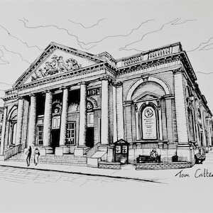 Puede incluir: Dibujo en tinta negra y blanca de un edificio con una fachada clásica. El edificio tiene una gran entrada con columnas y un frontón. Hay dos personas caminando frente al edificio. El dibujo está firmado "Tom Crittenden".