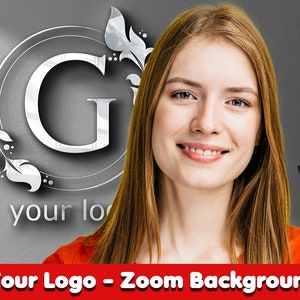 Puede incluir: Una mujer con una camisa roja sonríe a la cámara frente a una pared gris con un logotipo plateado que presenta la letra "G" y el texto "your logo".