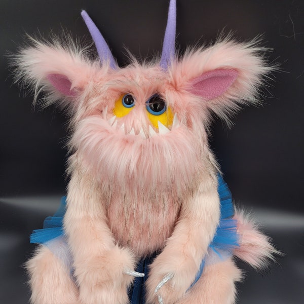 PRINSES ROZE, 60 cm, pluche speelgoed, pluche mascottes, cadeauspeelgoed, pluche monsters, handgemaakt speelgoed, origineel cadeau, monsterspeelgoed, handgemaakte monsters
