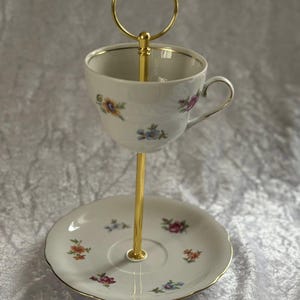 Etagere 2stöckig aus Sammeltassen Blumen Motive und goldf.  Stangen - Servierplatten - Serviertablett