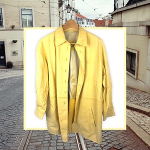 Original 80s 90s retro vintage FS Made of Amaretta Kunstleder Wildleder Mantel mit Borduere und Innenfutter pastell gelb size S Damen