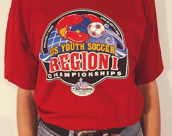 Adidas Vintage Retro 00s US Youth Soccer National Championship Series Regio 1 Portland Maine Team T-shirt Football Unisex Tee rode maat S