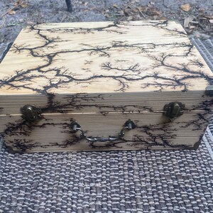 Fractal Wood Burned Chest Passen Sie Ihre Farbe an