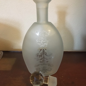 Beautiful Vintage Frosted Glass Decanter w/stopper.