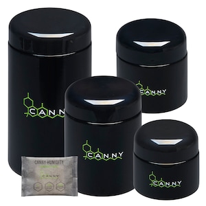 Puede incluir: Conjunto de cuatro tarros de vidrio negro con tapas herméticas. Cada tarro presenta un logotipo verde con la palabra "CANNY" y un patrón hexagonal. El tarro más grande incluye una pequeña bolsa de humedad gris con la palabra "CANNY" impresa en ella.
