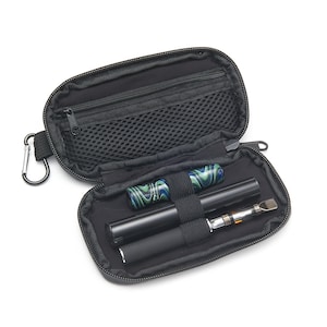 Peut inclure: &Eacute;tui de transport noir &agrave; fermeture &eacute;clair avec une poche en filet et un mousqueton. L'&eacute;tui contient un stylo vape &agrave; motif noir et vert, un stylo vape noir et un outil pour stylo vape argent et noir.