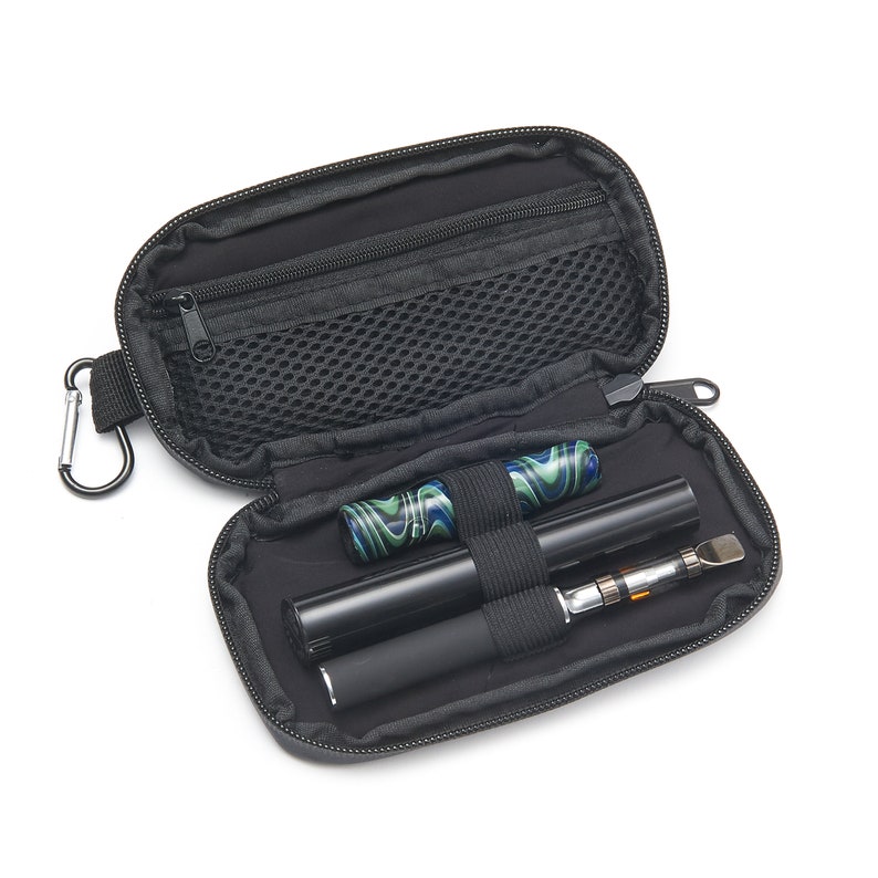 Peut inclure: &Eacute;tui de transport noir &agrave; fermeture &eacute;clair avec une poche en filet et un mousqueton. L'&eacute;tui contient un stylo vape &agrave; motif noir et vert, un stylo vape noir et un outil pour stylo vape argent et noir.