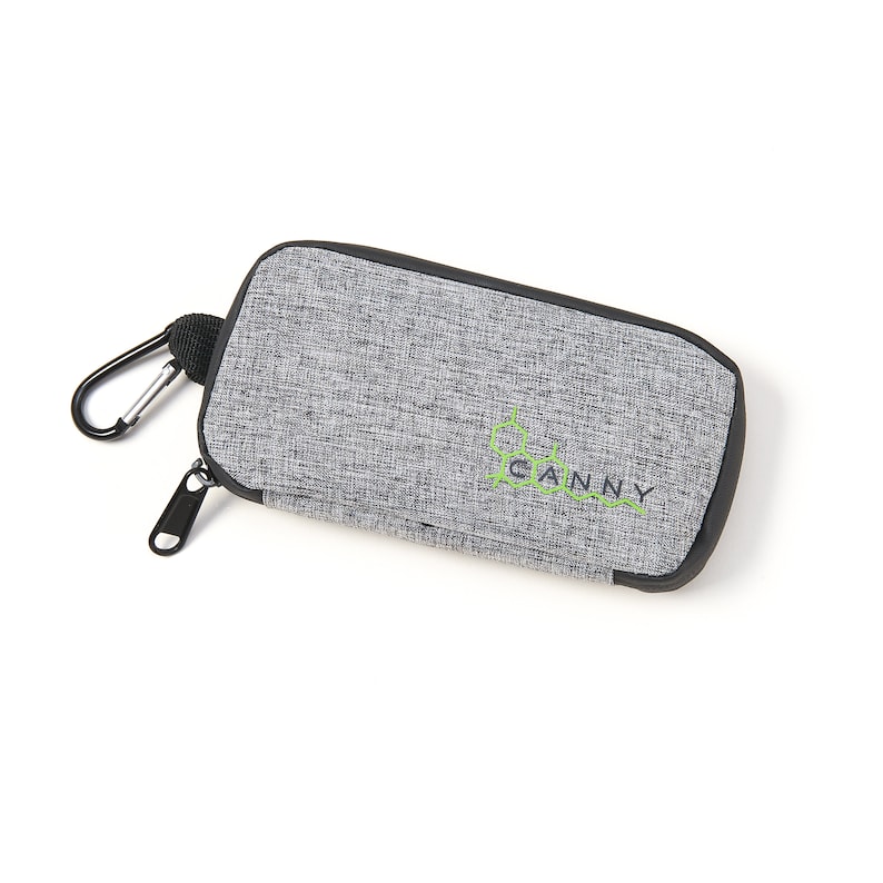 Peut inclure: Une pochette zipp&eacute;e grise avec un tirette de fermeture &eacute;clair noire et un mousqueton. La pochette a un logo vert qui dit "CANNY" avec un motif en nid d'abeille.