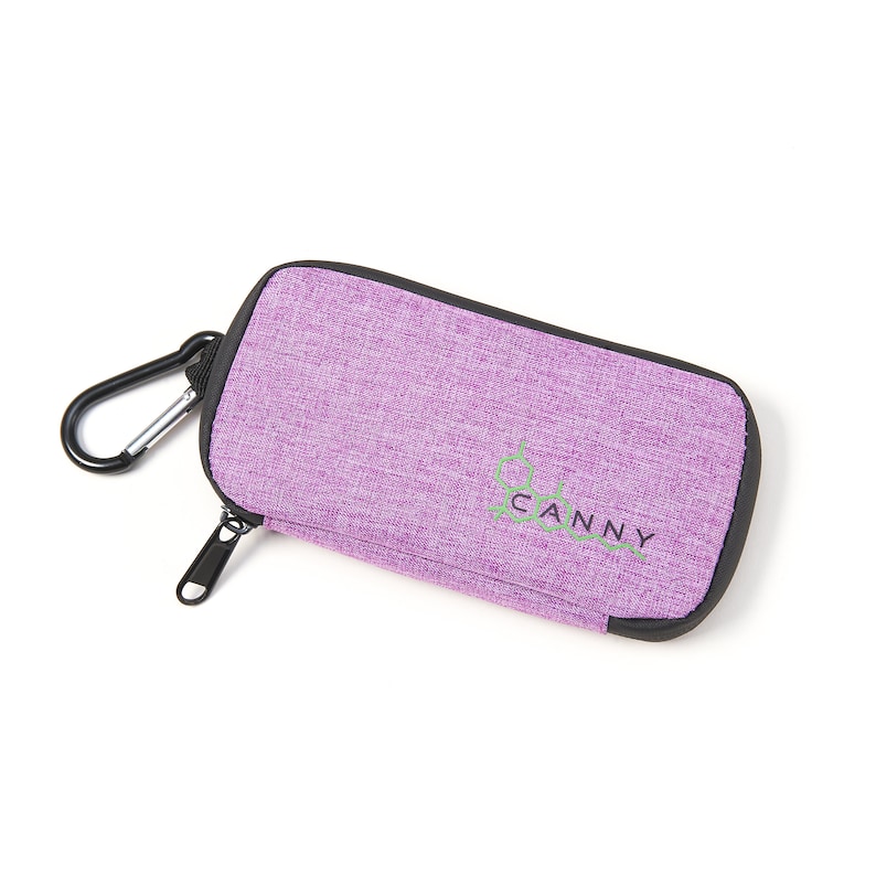 Peut inclure: Une pochette zipp&eacute;e violette avec un mousqueton noir et un logo vert qui dit "CANNY".