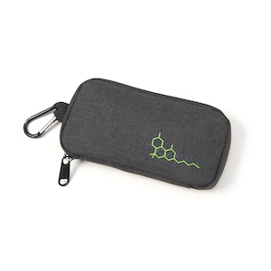 Peut inclure: Une pochette noire zipp&eacute;e avec un logo vert repr&eacute;sentant une structure chimique et le mot "cannabinoid". La pochette est munie d'un mousqueton argent&eacute;.