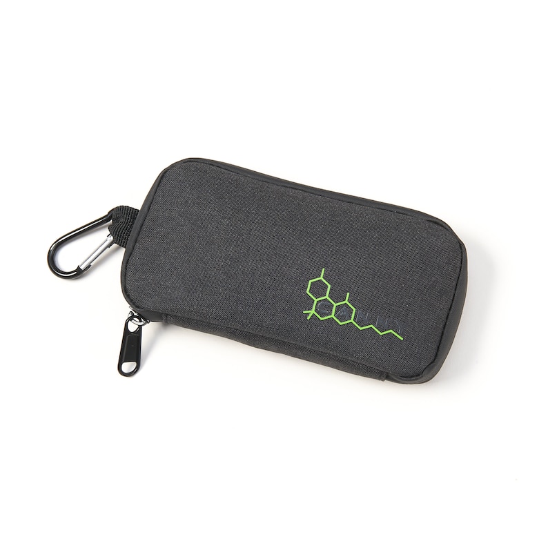 Peut inclure: Une pochette noire zipp&eacute;e avec un logo vert repr&eacute;sentant une structure chimique et le mot "cannabinoid". La pochette est munie d'un mousqueton argent&eacute;.