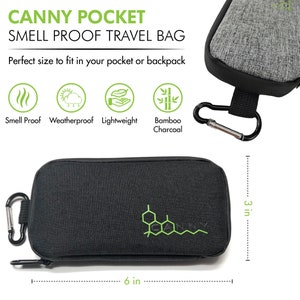 Peut inclure: Sac de voyage noir avec une fermeture &agrave; glissi&egrave;re et un mousqueton. Le sac mesure 15,24 cm de long et 7,62 cm de haut. Le sac a un logo vert qui dit "CANNY" et un motif en nid d'abeille. Le sac est d&eacute;crit comme "anti-odeur" et "imperm&eacute;able".