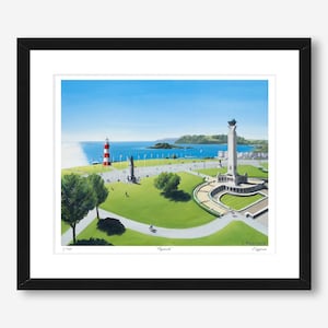 Puede incluir: Impresión enmarcada de un paisaje costero con un faro a rayas rojas y blancas, un monumento y un parque verde. La obra de arte muestra un cielo azul y el mar, con la palabra "Plymouth" visible.
