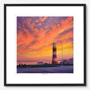 Puede incluir: Impresión enmarcada de una escena costera al atardecer. La obra presenta un faro a rayas rojas y blancas, figuras en un banco y un cielo con tonos naranja, rosa y púrpura. La impresión se titula "Plymouth Sunset".