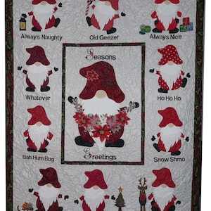 Puede incluir: Un edredón navideño con gnomos con sombreros y abrigos rojos, barbas blancas y varios accesorios. El texto incluye "Always Naughty" y "Ho Ho Ho". El edredón tiene un fondo blanco con un borde decorativo. El diseño es festivo y alegre.