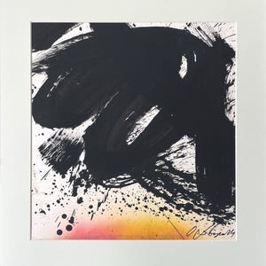 Puede incluir: Obra de arte abstracta con audaces pinceladas negras sobre un fondo blanco, con salpicaduras y goteos de pintura negra. La parte inferior de la obra de arte tiene un degradado de amarillo, rosa y naranja.