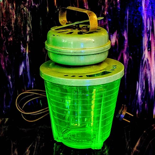 Vintage Vidrio Products Corp Orginal Electric Mixer shops and Uranium Glass Measuring Two Cup Set CIRCA 1920s
