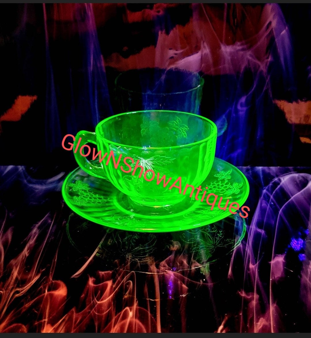 Hazel Atlas １９３０年「Ribbon」極小チップ有り・ウランガラス Vintage Hazel Atlas Uranium Glass Cup and Saucer Set CIRCA 1930s