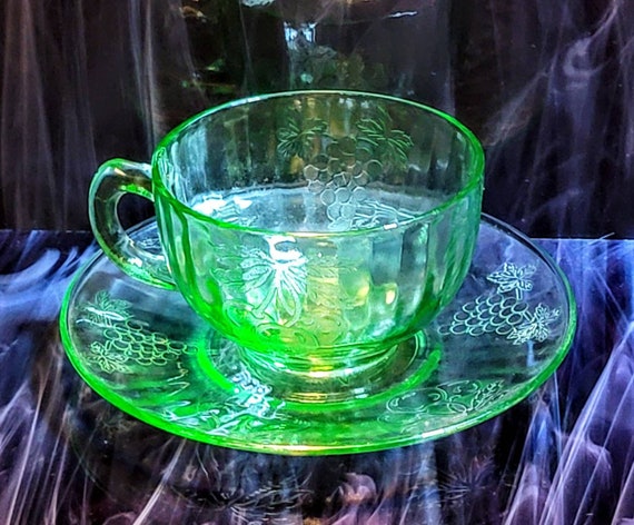 Hazel Atlas １９３０年「Ribbon」極小チップ有り・ウランガラス Vintage Hazel Atlas Uranium Glass Cup and Saucer Set CIRCA 1930s