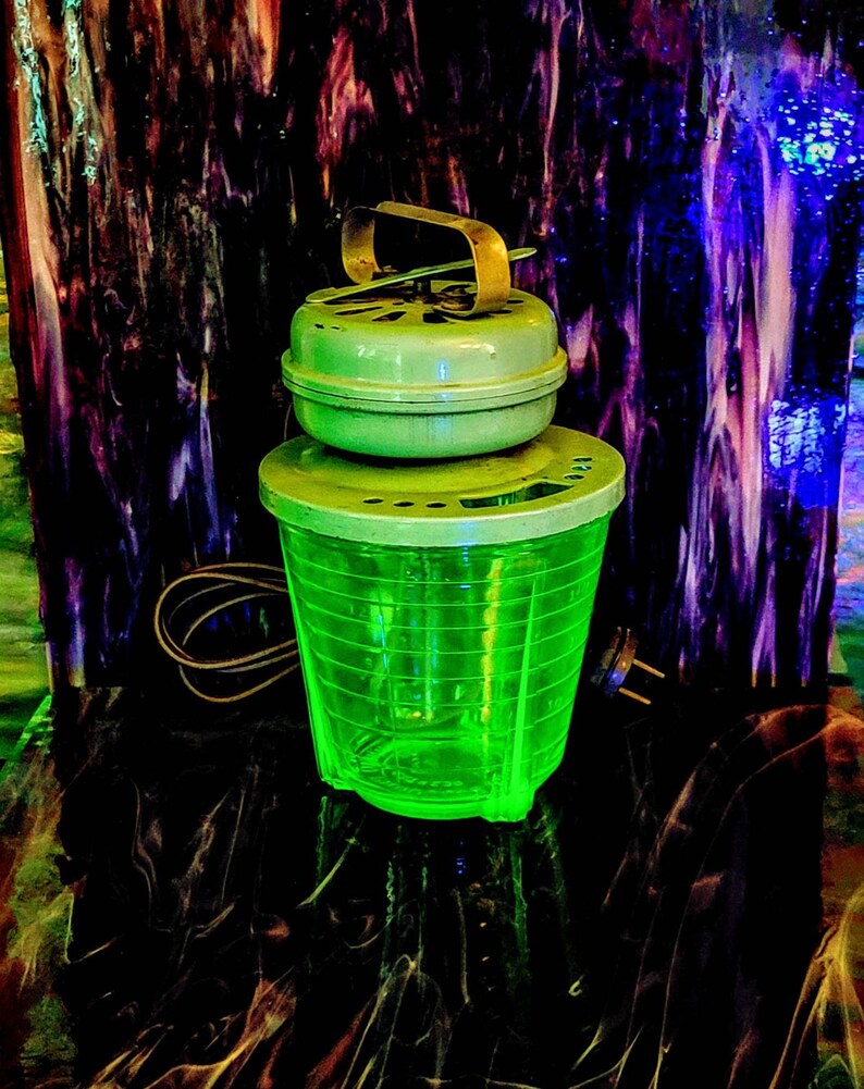 Vintage Vidrio Products Corp Orginal Electric Mixer shops and Uranium Glass Measuring Two Cup Set CIRCA 1920s
