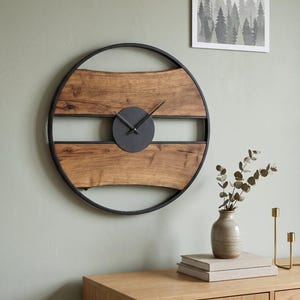 Reloj de pared rústico de madera, grande, decorativo, hecho a mano, con marco de metal, decoración industrial vintage de madera y metal, estilo granja, borde vivo.