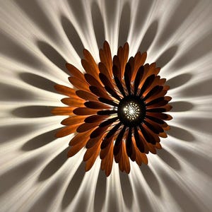 Schattenlampe, Schattenlicht, Schattenwurflampe, Schattenwurfleuchter, Stimmungslicht, Holzlichtschirm, Holzmandala, Bauernhausbeleuchtung