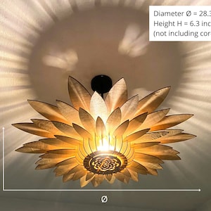 Op de afbeelding: Een gouden, houten plafondlamp in de vorm van een zonnebloem met een diameter van 72 cm en een hoogte van 16 cm.  Diameter &Oslash; = 28.3 inch Hoogte H = 6.3 inch (exclusief snoerlengte)