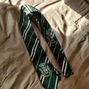 Corbata con logo de la casa Slytherin de la película Harry Potter imagen 5