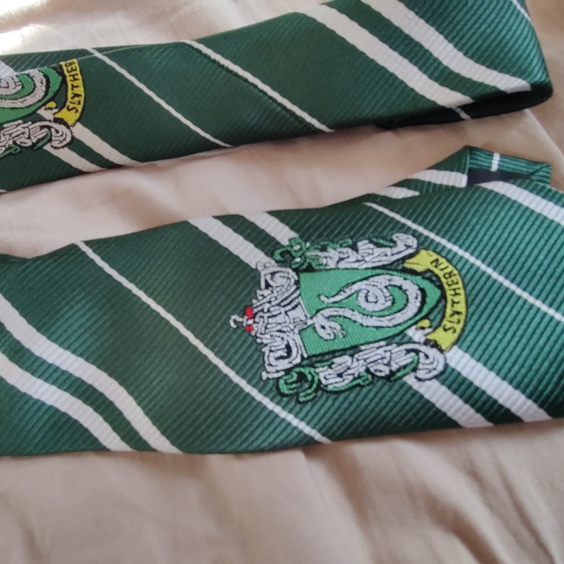 Corbata con logo de la casa Slytherin de la película Harry Potter imagen 7