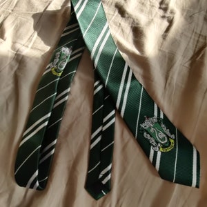 Corbata con logo de la casa Slytherin de la película Harry Potter imagen 4