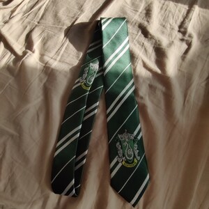 Corbata con logo de la casa Slytherin de la película Harry Potter imagen 2