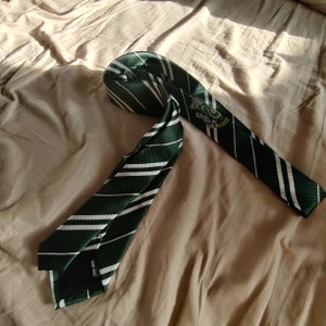 Corbata con logo de la casa Slytherin de la película Harry Potter imagen 3