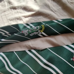 Corbata con logo de la casa Slytherin de la película Harry Potter imagen 6