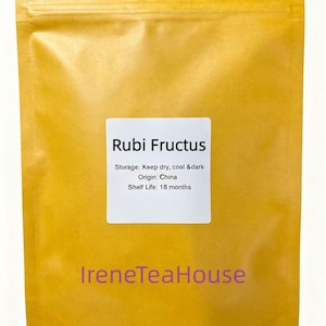 Peut inclure: Un sachet jaune refermable avec une étiquette blanche indiquant Rubi Fructus, Storage: Keep dry, cool & dark, Origin: China, Shelf Life: 18 months. Le texte IreneTeaHouse est imprimé en violet sur la partie inférieure du sachet.