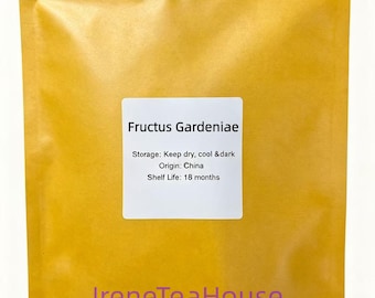 Può includere: Una busta gialla con un'etichetta bianca che riporta la scritta Fructus Gardeniae, Storage: Keep dry, cool & dark, Origin: China, Shelf Life: 18 months. Il testo IreneTeaHouse è stampato in viola nella parte inferiore della busta gialla.