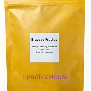 Könnte beinhalten: Ein gelber, rechteckiger, wiederverschließbarer Beutel mit einem weißen Etikett mit dem Text Bruceae Fructus, Storage: Keep dry, cool & dark, Origin: China, Shelf Life: 18 months. Der Text IreneTeaHouse ist in Lila unten auf dem Beutel gedruckt.