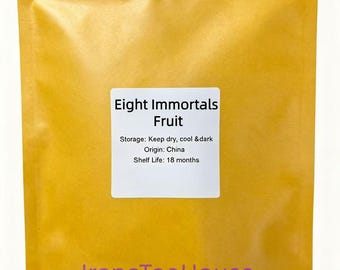 Può includere: Una busta gialla con un'etichetta bianca che riporta la scritta Eight Immortals Fruit, Storage: Keep dry, cool & dark, Origin: China, Shelf Life: 18 months. Il testo IreneTeaHouse è stampato in viola nella parte inferiore della busta.
