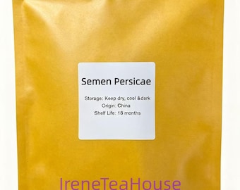 Può includere: Una busta gialla, rettangolare e richiudibile con un'etichetta bianca che riporta il testo Semen Persicae, Storage: Keep dry, cool & dark, Origin: China, Shelf Life: 18 months. Il marchio IreneTeaHouse è stampato in viola in basso.