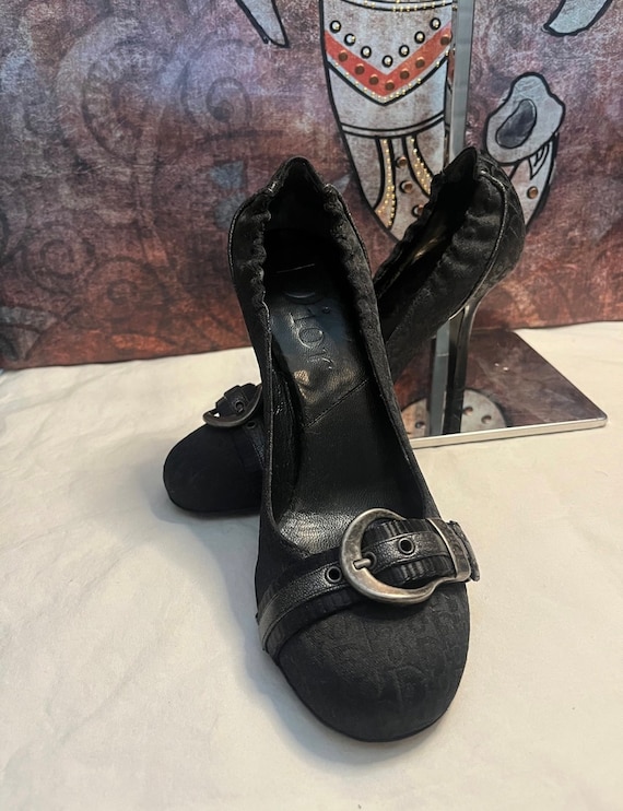 Louis Vuitton Patent Leather Flower Heels – Vintage by Misty