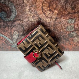¡OFERTA! Auténtica cartera compacta Fendi Vitello Cruise F is Fendi Bi-Color FF 1974 en relieve Maya Black Fragola