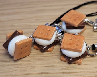 Mini dije de arcilla polimérica con forma de S'more, incluye correa para teléfono.
