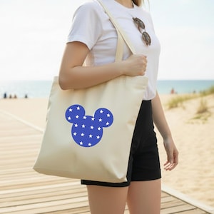 Puede incluir: Una taza de cer&aacute;mica blanca con un asa negra y el texto "But First, Coffee" en negro, en negrita. La taza est&aacute; sobre una superficie blanca.